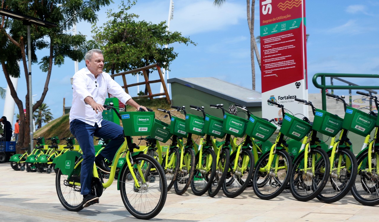 sarto anda de bicicleta